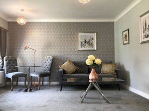 Superior Apartment, Ensuite (One Bedroom Pavilion) | Living room | Flat-screen TV, DVD player - Cricketfield House - Guest House (Salisbury)