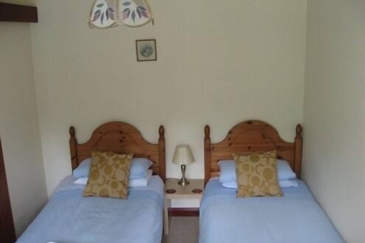 Tvåbäddsrum - eget badrum | 1 sovrum och ljudisolering