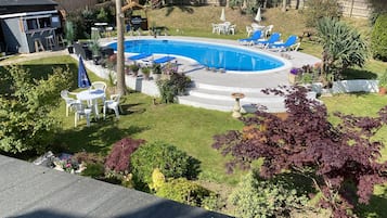 Piscina all'aperto, lettini