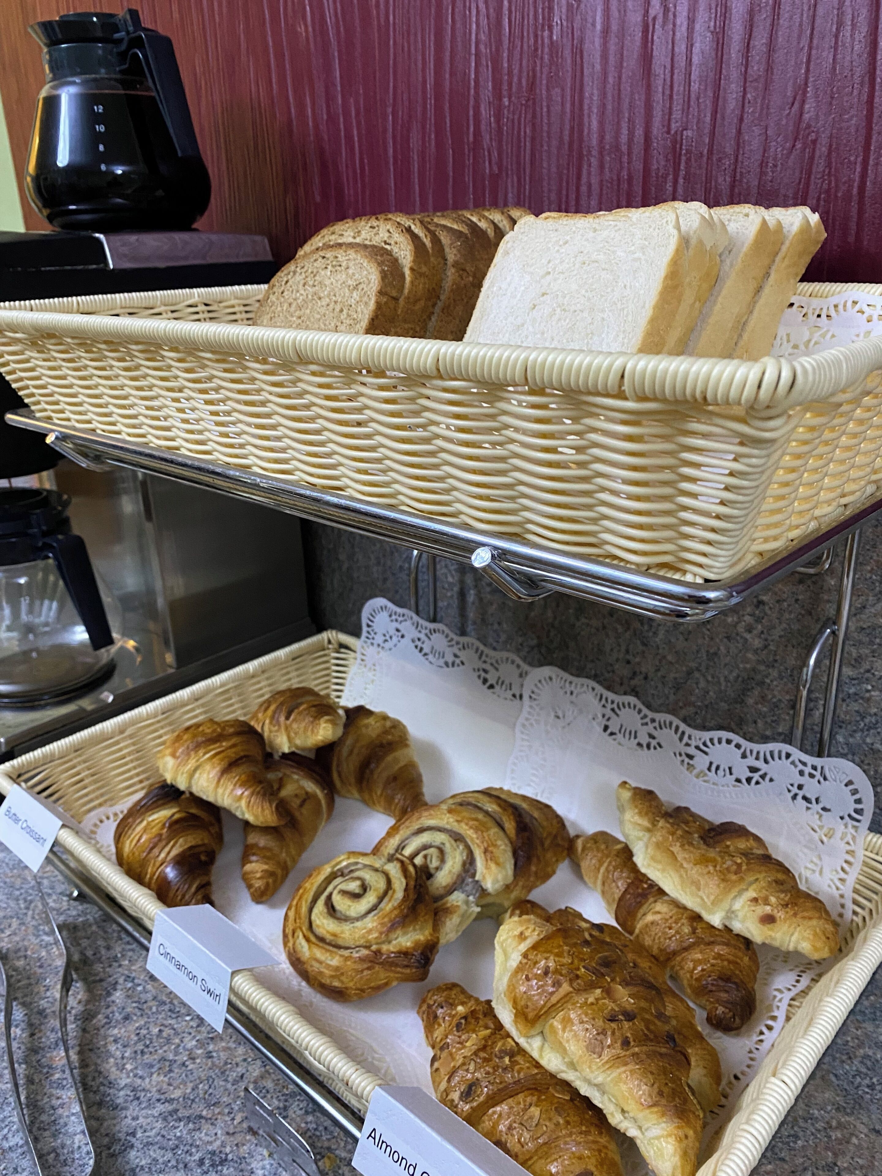 Ein Frühstücksbuffet mit Brot und Gebäck.