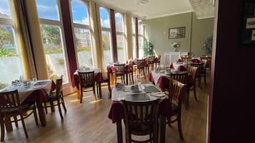 Café da manhã mediante uma taxa