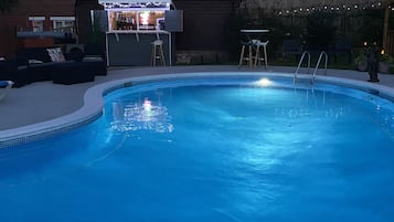 Piscina externa, espreguiçadeiras