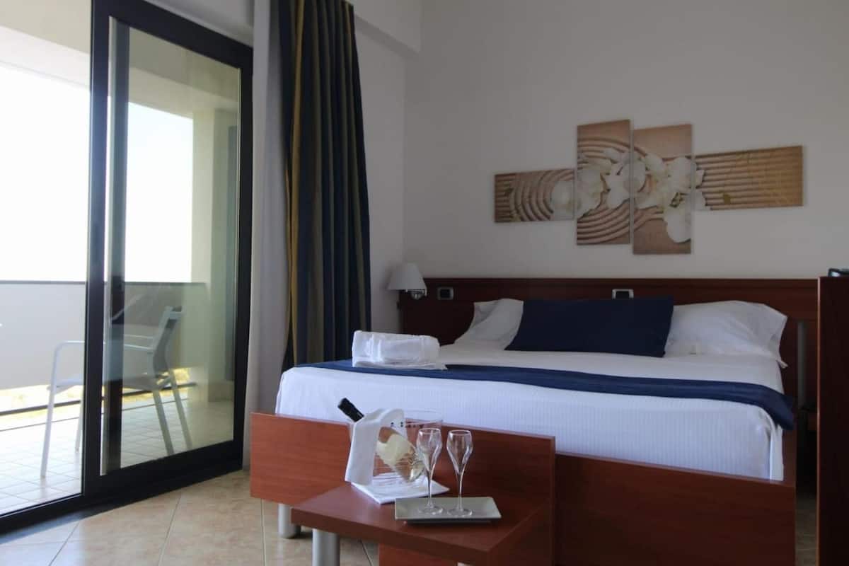 1 bedroom, frette italian sheets, premium bedding, down duvets