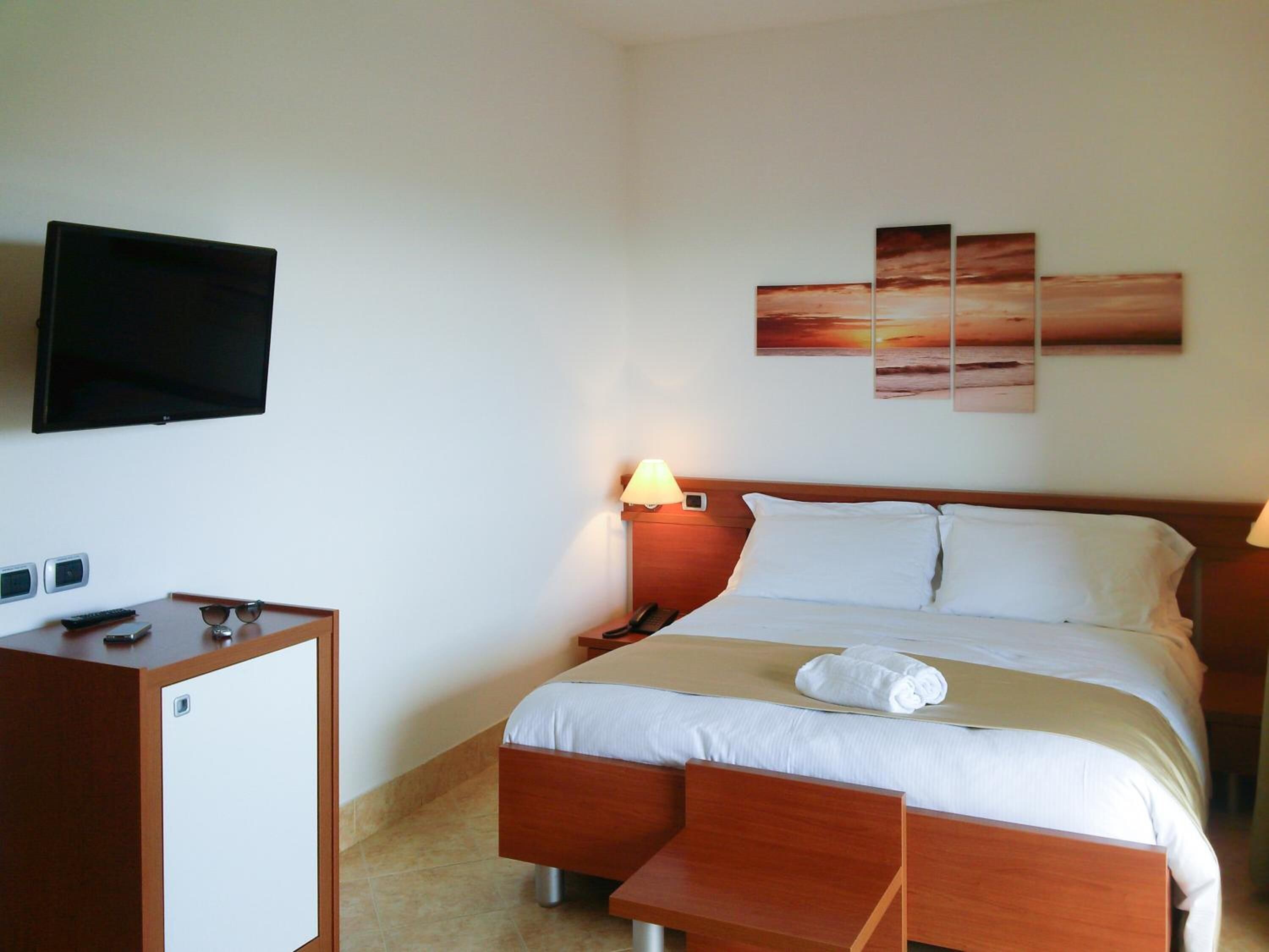 1 bedroom, frette italian sheets, premium bedding, down duvets