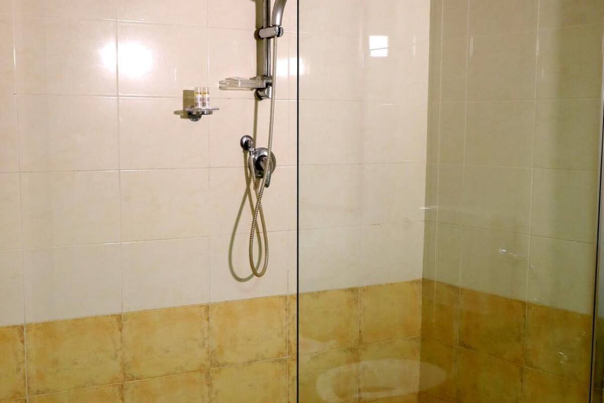 bathtub, free toiletries, hair dryer, slippers