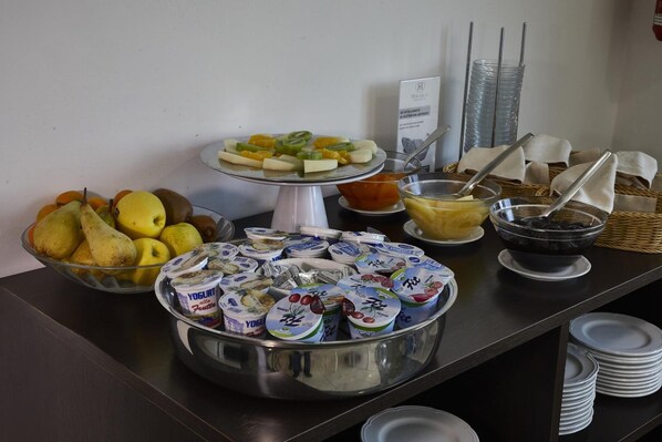 A buffet with fruits, yogurt, and other food items. - Park Hotel Mirabeau (Gasperina)