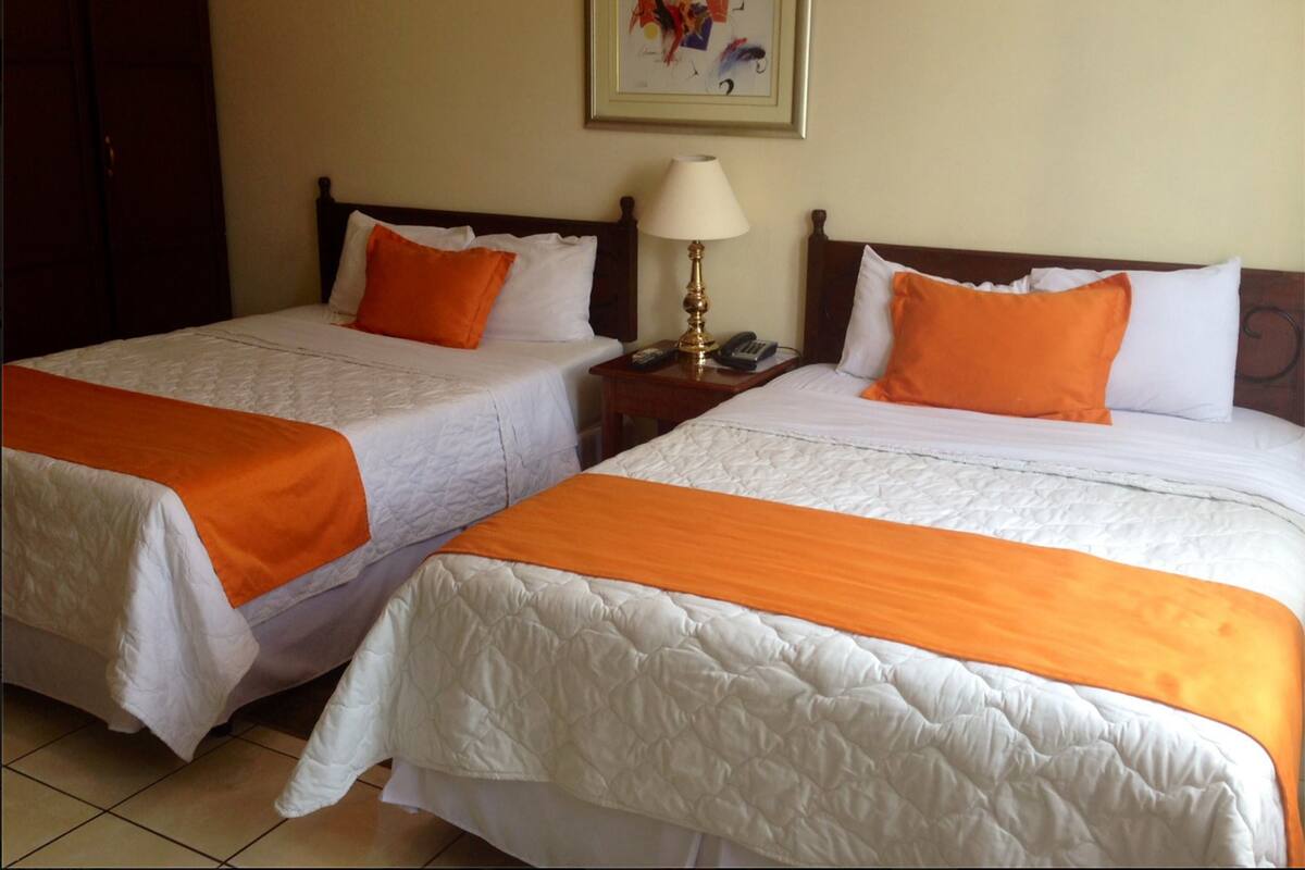 Peralatan tempat tidur hipoalergenik, meja, seterika/papan seterika 