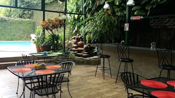 Se sirven desayunos, comidas y cenas con vista a la alberca
