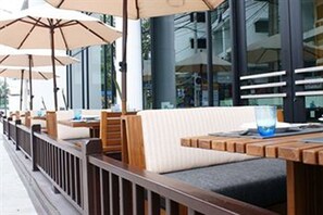 Dining - Tsix5 Hotel (Pattaya)