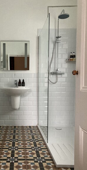 Deluxe-Doppel- oder -Zweibettzimmer, mit Bad | Badezimmer