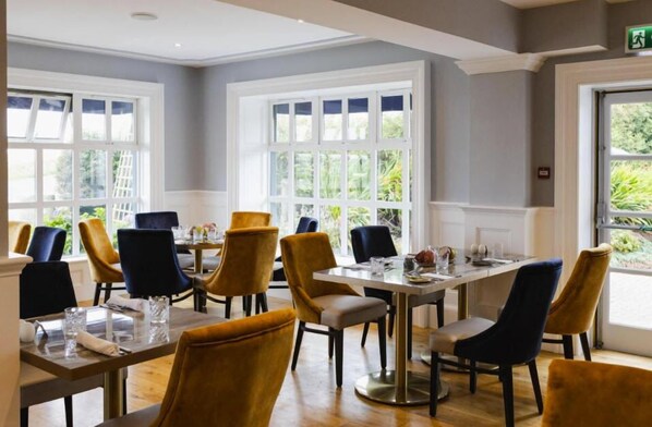 Déjeuner et dîner servis sur place