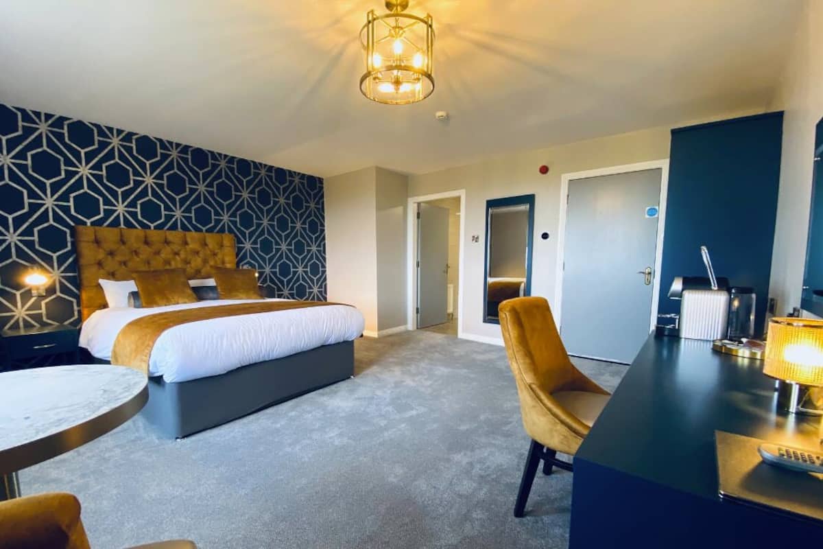 Double or Twin Room | Peti besi dalam bilik, meja, seterika/papan seterika, Wi-fi percuma