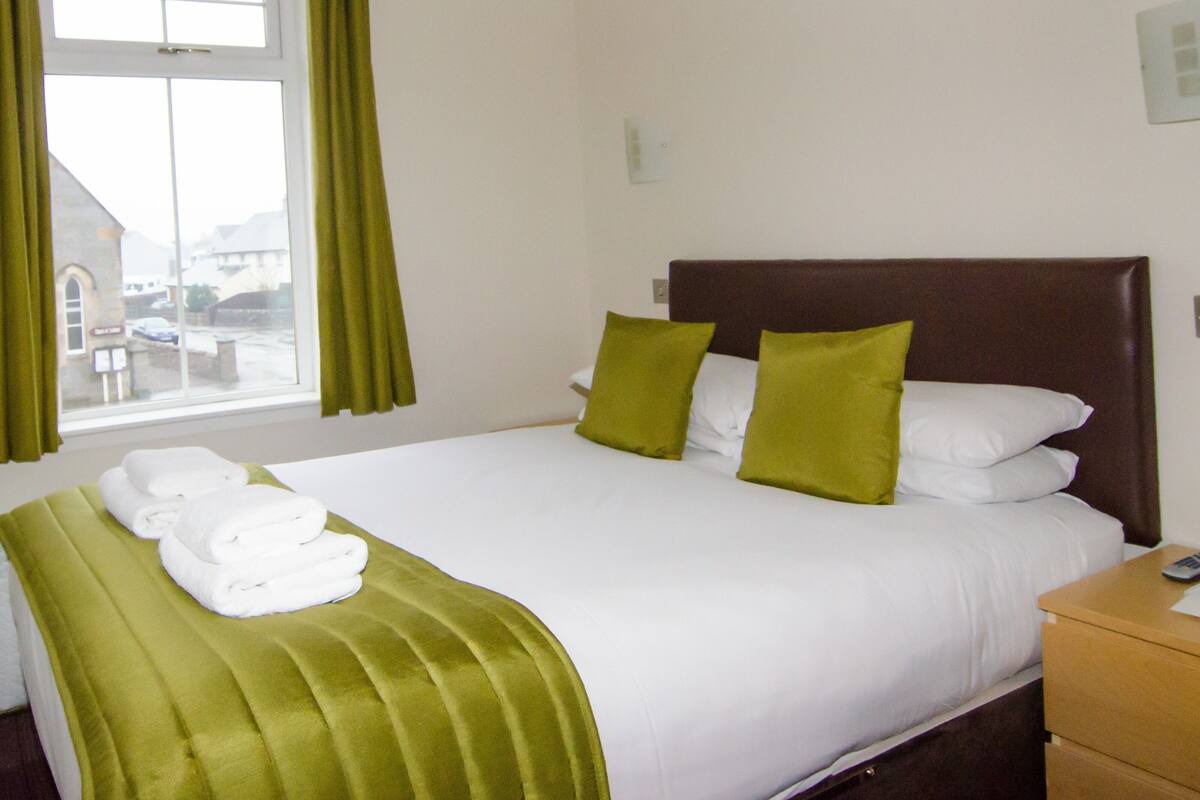 Economy Double Room, Ensuite | 1 bedroom, WiFi