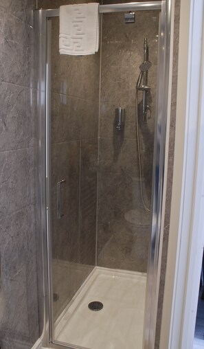Chambre Deluxe double ou avec lits jumeaux | Salle de bain | Articles de toilette (gratuits), séchoir à cheveux, serviettes fournies