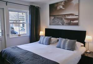 Chambre Deluxe double ou avec lits jumeaux | Système d’insonorisation, accès au Wi-Fi (inclus), literie fournie