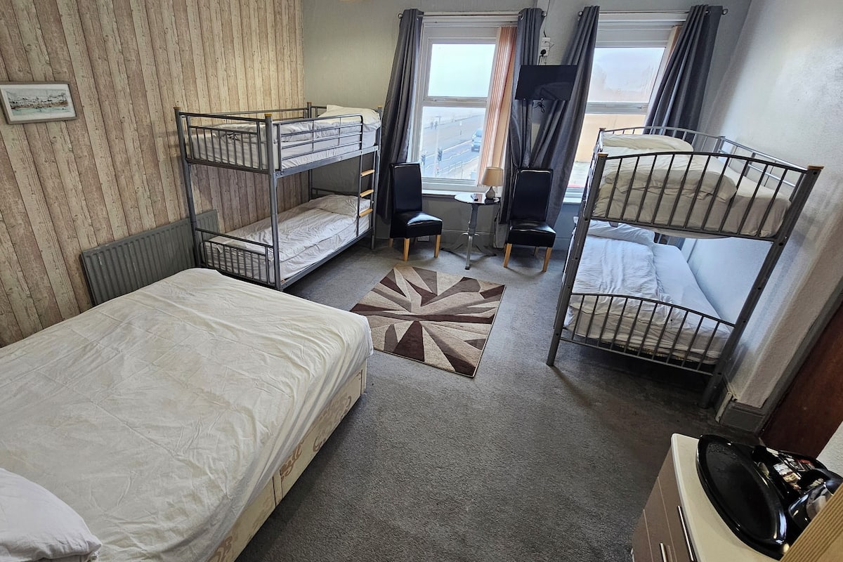 Habitación familiar, vista al mar (Room 12) | Decoración personalizada y muebles diferentes