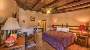 Muebles diferentes, escritorio y camas extra