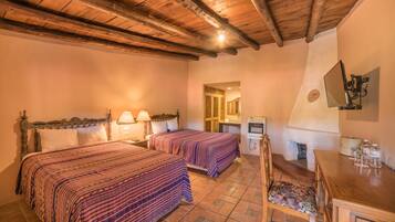 Muebles diferentes, escritorio y camas extra