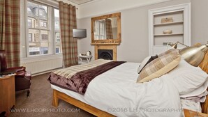 Deluxe Double Room (King bed) | 1 bedroom, blackout drapes, iron/ironing board (on request) - Callander Meadows (Callander)