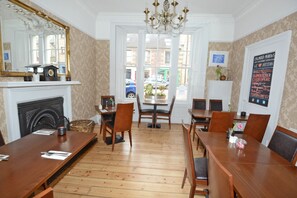 Serveert ontbijt, lunch, diner, lokale gerechten 