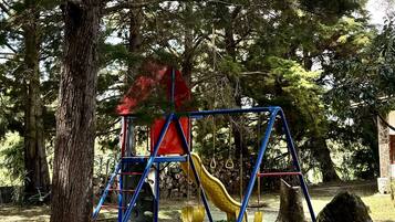 Zona de juegos infantil al aire libre