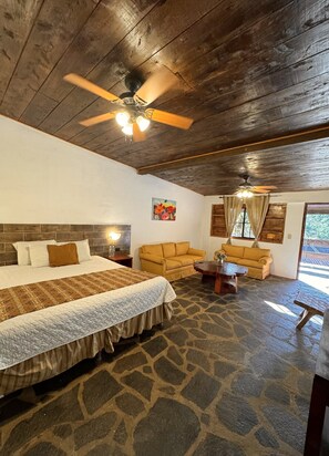 Suite Sencilla | Ropa de cama de alta calidad, escritorio, wifi gratis