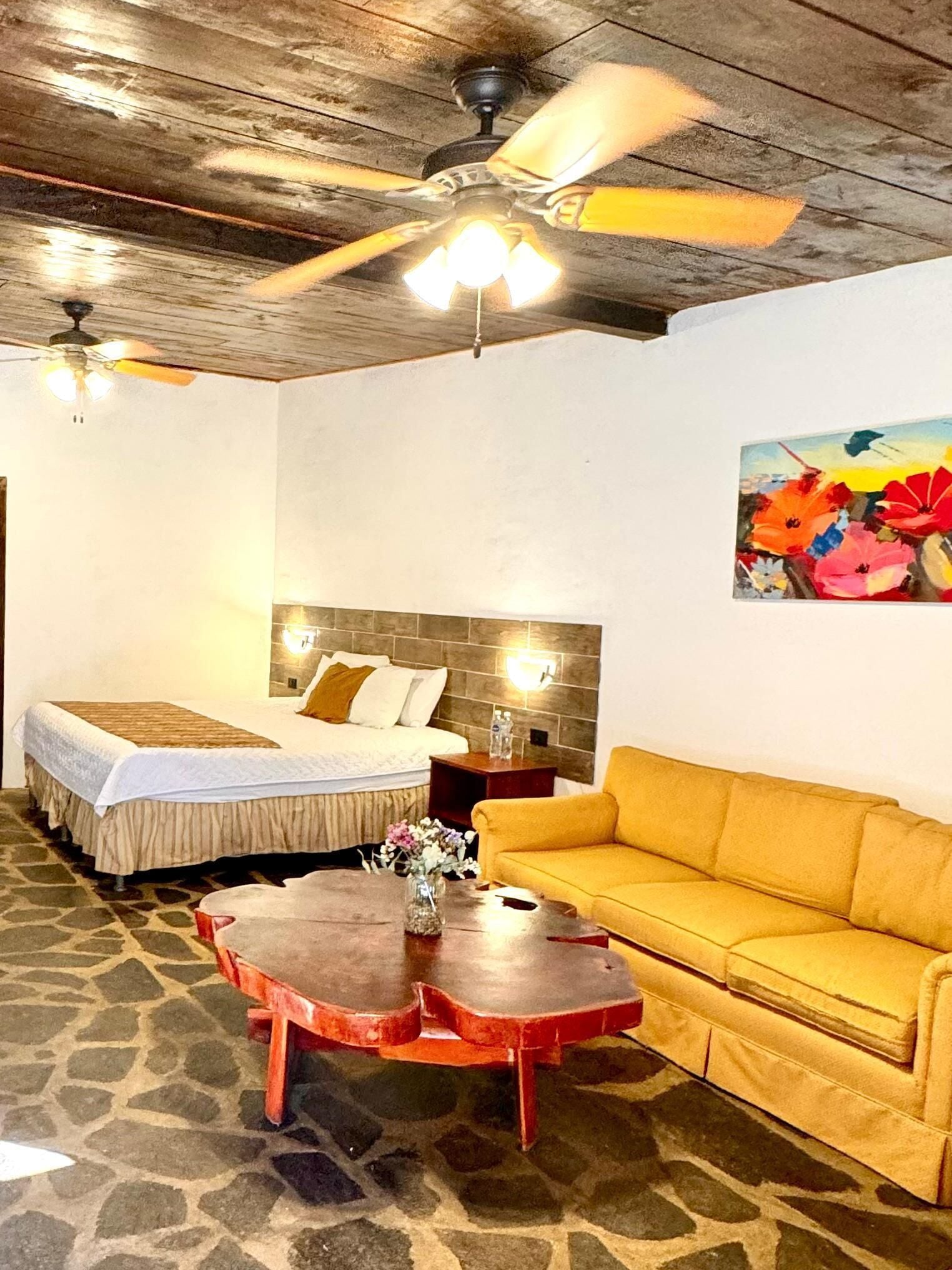 Suite Sencilla | Premium bedding, desk, free WiFi