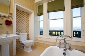 Free toiletries, hair dryer, towels - Castle House B&B (Denbigh)