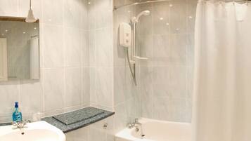 Standard Double Room | Bathroom | Combined shower/bathtub, designer toiletries, hair dryer, towels