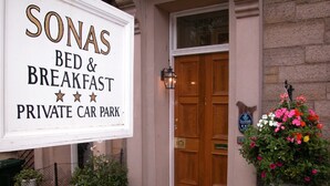 A sign for Sonas Bed & Breakfast with a private car park. - Sonas Guesthouse (Edinburgh)