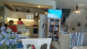 Una sala de estar con un sofá, una mesa de centro y una estantería.