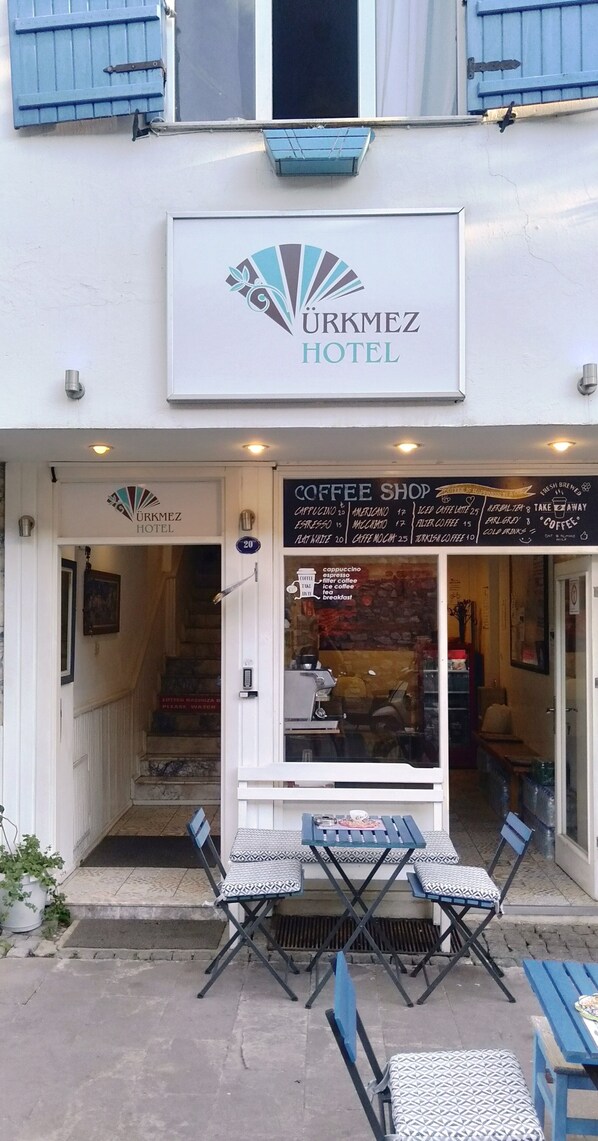 The exterior of the Türkmez Hotel with a coffee shop. - Urkmez Hotel (Selçuk)
