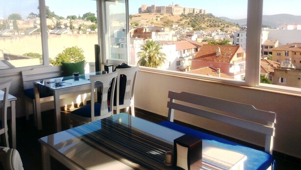 Una habitación con vistas a un castillo histórico, una mesa de comedor y sillas.