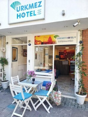 Outdoor dining - Urkmez Hotel (Selçuk)