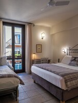 Quarto triplo conforto | 10 quartos, roupas de cama premium, edredons de pluma