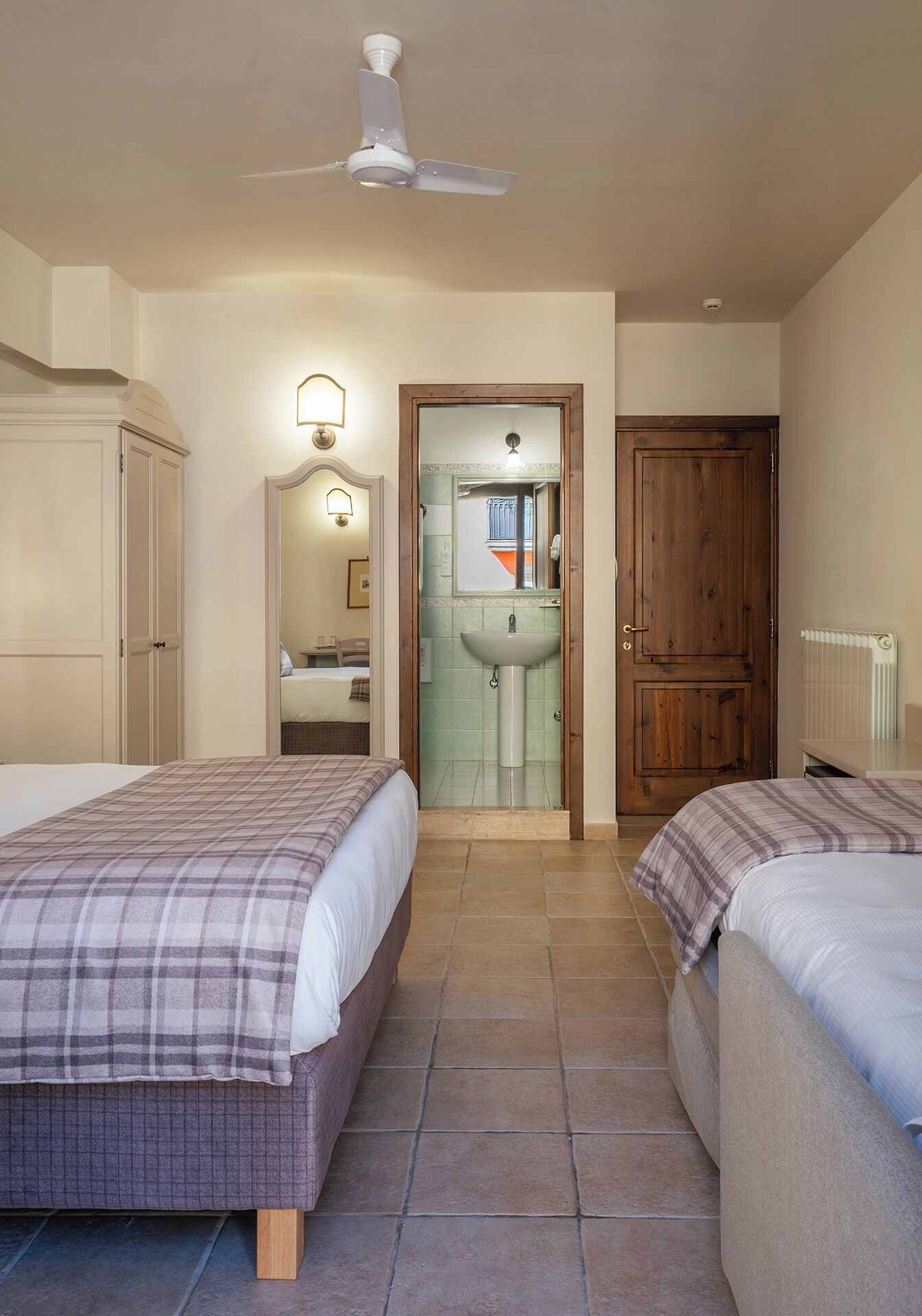 10 camere, biancheria da letto di alta qualità, materassi Select Comfort