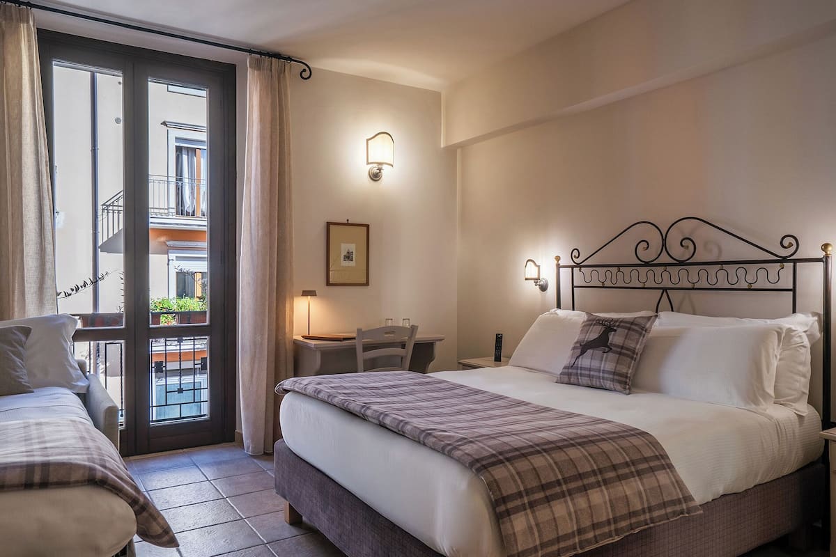 Camera tripla | 10 camere, biancheria da letto di alta qualità, copriletto in piuma