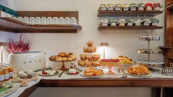 TĂ€gliches inbegriffenes FrĂŒhstĂŒcksbuffet