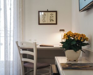 10 bedrooms, premium bedding, down duvets, memory-foam beds - Hotel Il Tiglio (Castel di Sangro)