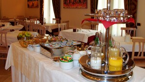 Un buffet de petit-déjeuner proposant une variété d'aliments et de boissons.