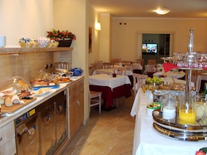 Daily buffet breakfast (EUR 5.00 per person)