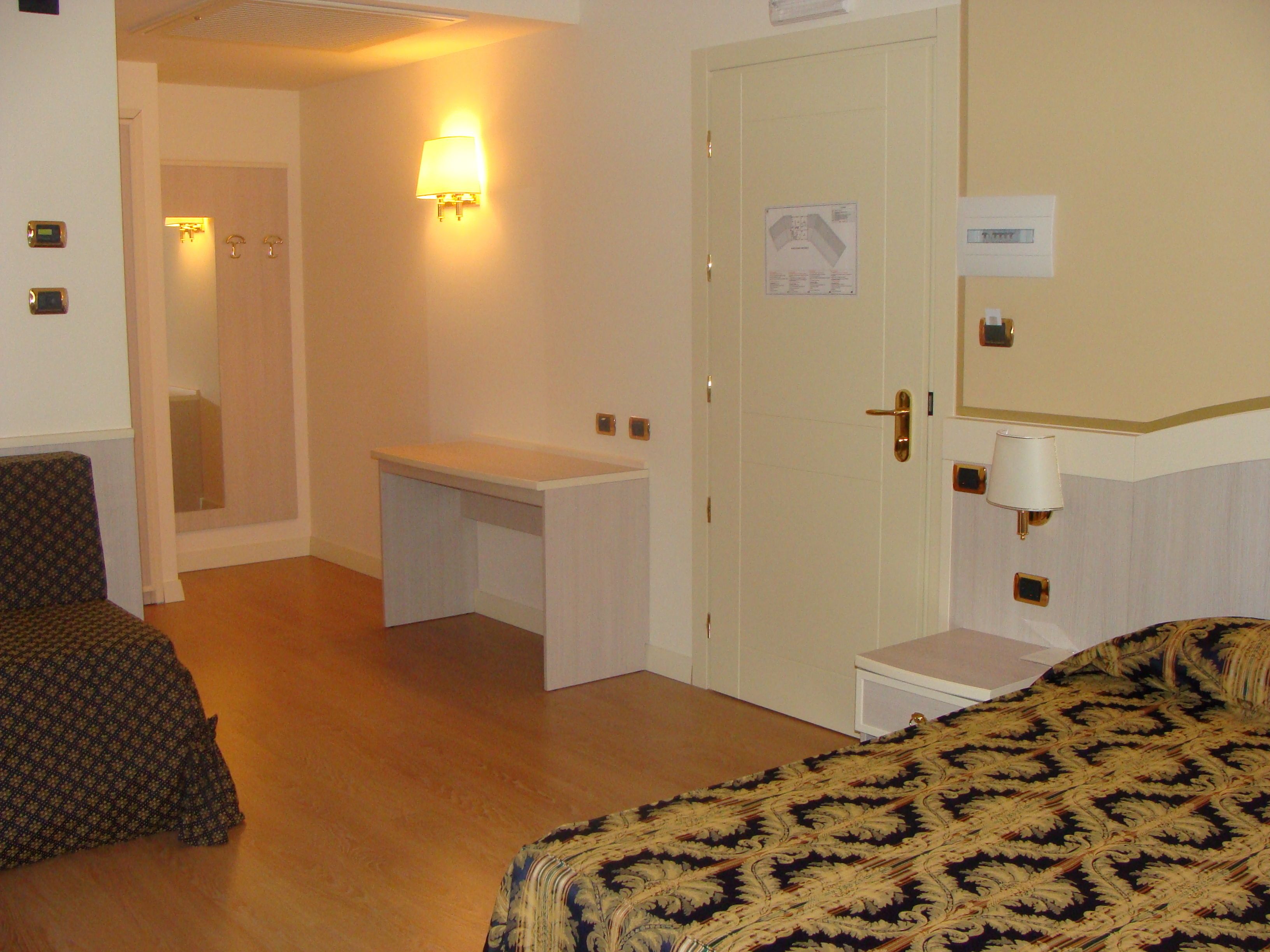 minibar, desk, soundproofing, cots/infant beds