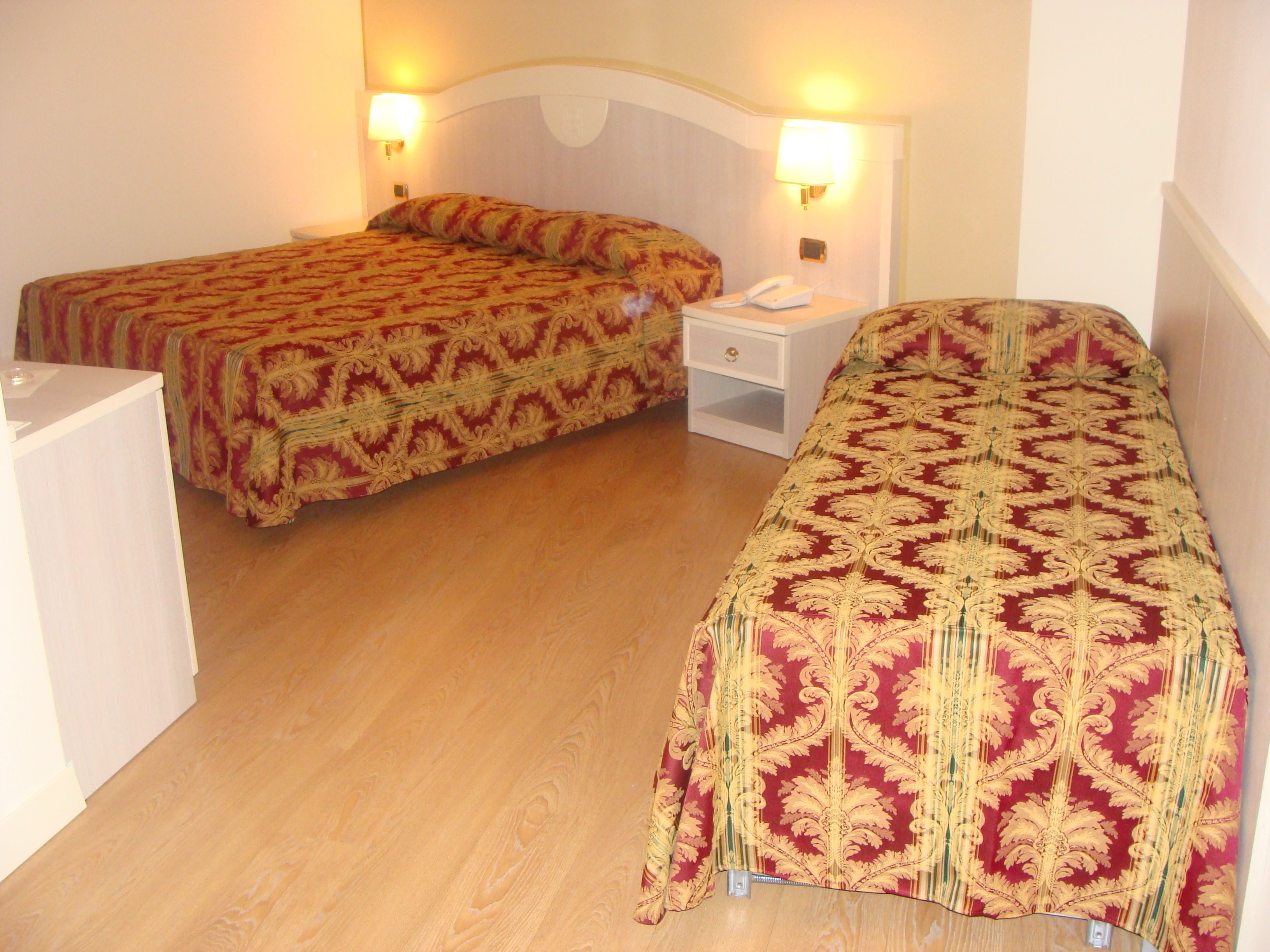 minibar, desk, soundproofing, cots/infant beds