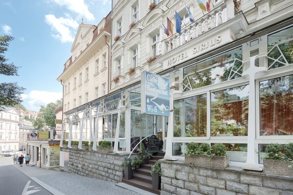 Ein Hotel mit Schild für ein Caffè Restaurant und WLAN.