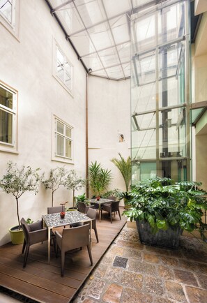 Coin salon dans le hall