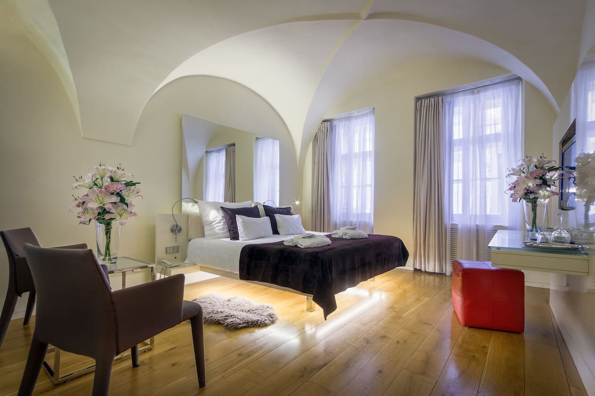 Ropa de cama de alta calidad, colchones Select Comfort y minibar