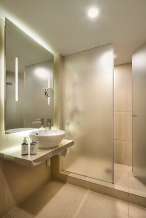 Shower, perlengkapan mandi desainer, pengering rambut, dan handuk