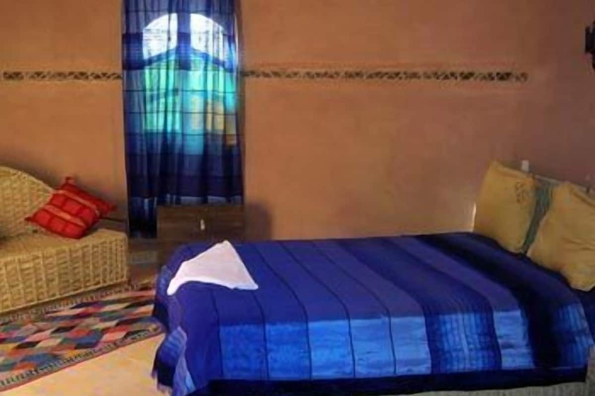 Quarto triplo básico | Cofres nos quartos, escrivaninha, cortinas blackout