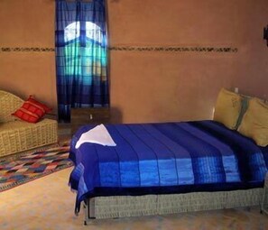 Tremannsrom – basic | Safe på rommet, individuelt dekorert, skrivebord og blendingsgardiner