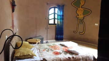 Zimmersafe, individuell dekoriert, Schreibtisch, Verdunkelungsvorhänge